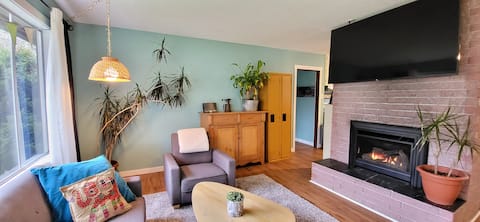 Entire 3-Bedroom house with Hot Tub