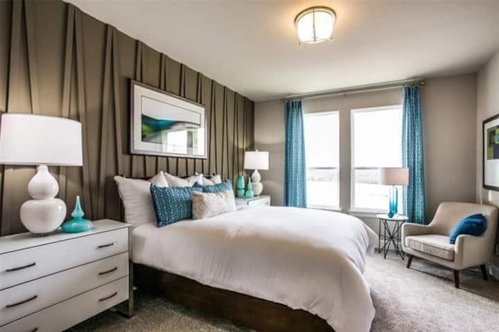 Segundo dormitorio, cama tamaño queen y baño privado.