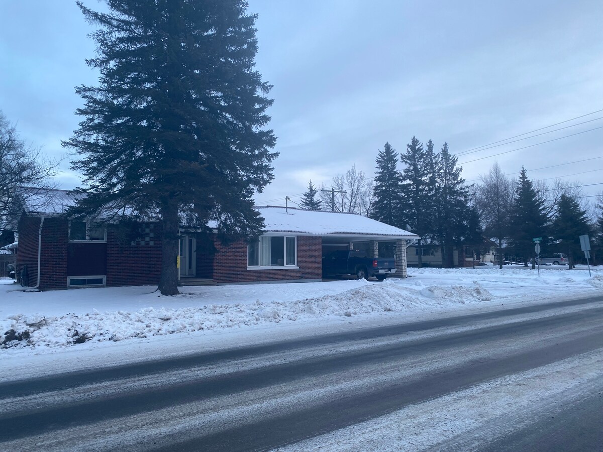 Large/Private Bachelor Suite in Englehart, ON Englehart, Ontario