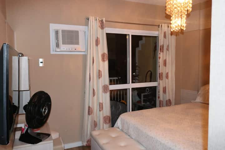 Chumba 01 kilicho na kiyoyozi, kabati lililojengwa ndani, televisheni mahiri na ufikiaji wa roshani