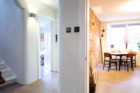 Top performing Airbnb: Garden apartment in family home w outdoor sauna in Pollokshields