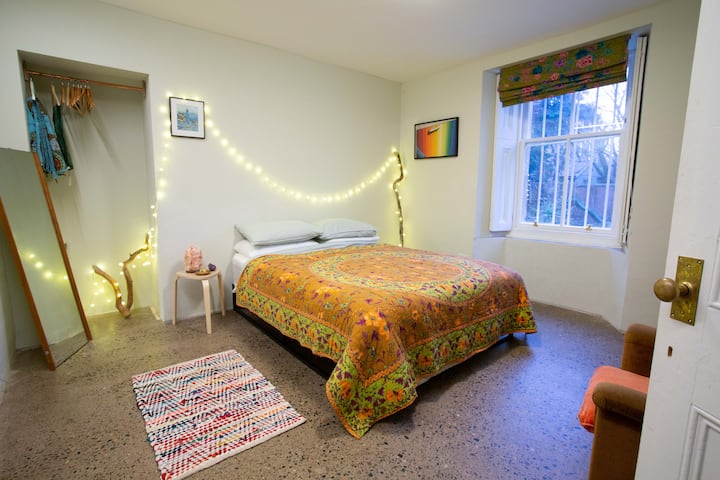 غرفة نوم مزدوجة بسرير بحجم كبير