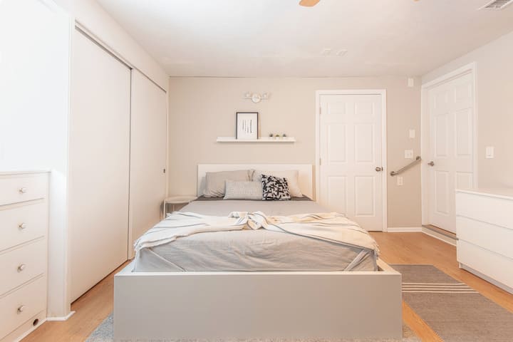 第二间卧室有充足的存储空间，舒适、天然的床上用品和办公空间。