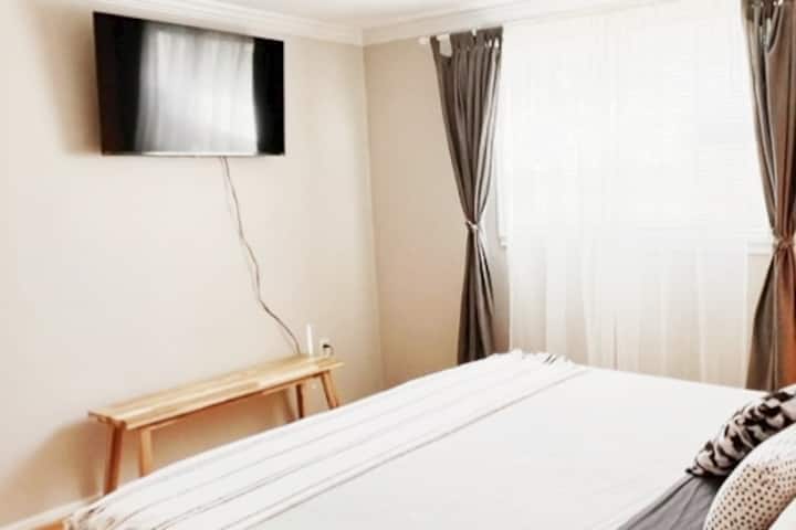 卧室配备电视的主卧。