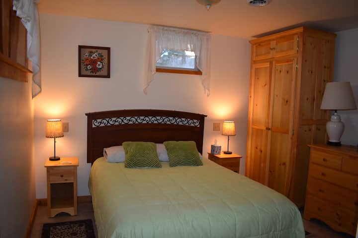 Dhomë gjumi kryesore në katin e poshtëm me banjë të plotë en suite