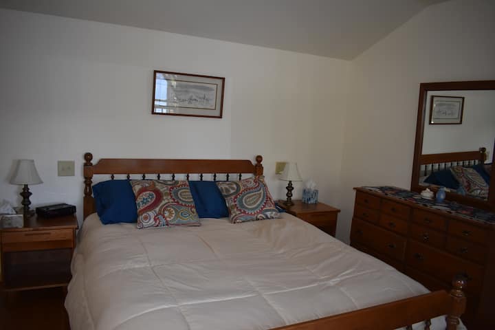 Dhoma kryesore e gjumit në kate