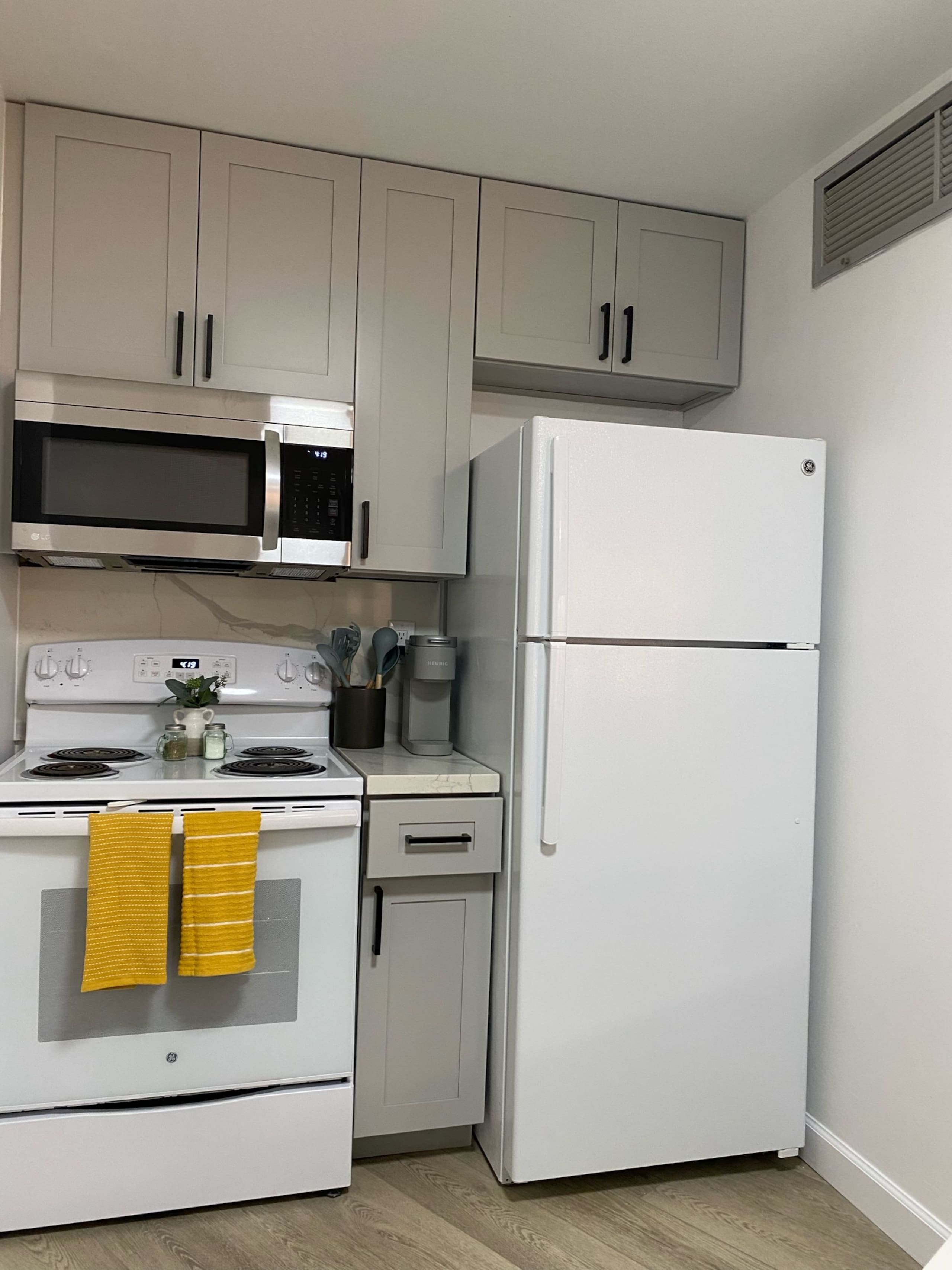 Condo in Honolulu · ★4.98 · 1 bedroom · 2 beds · 1 shared bath - Image 15