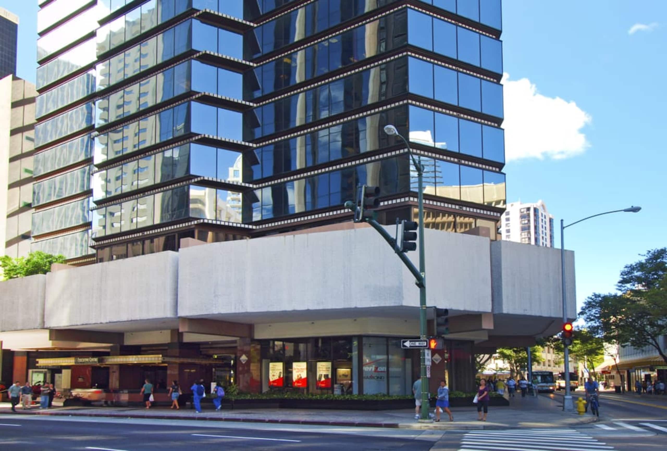 Condo in Honolulu · ★4.98 · 1 bedroom · 2 beds · 1 shared bath - Image 18