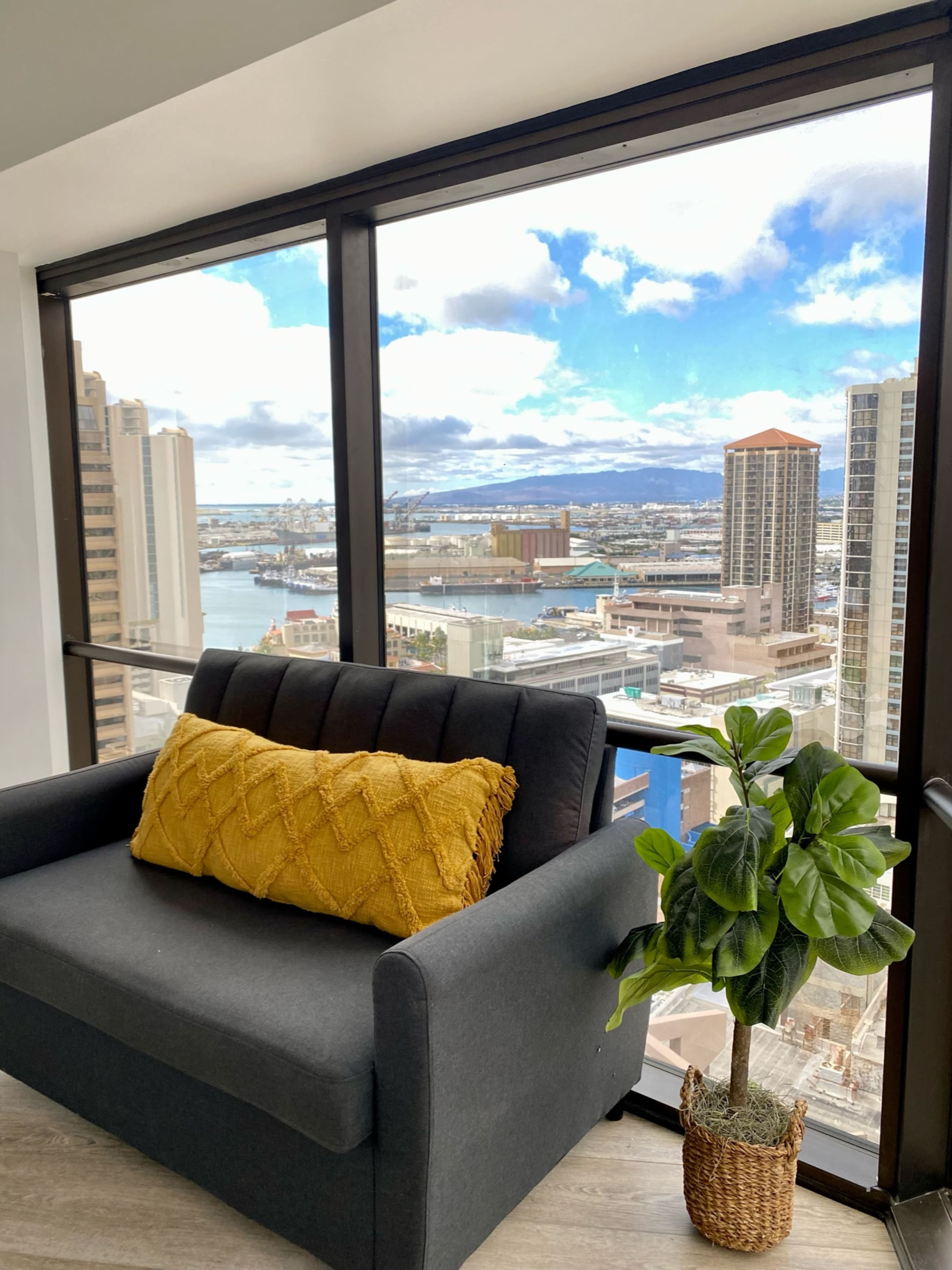 Condo in Honolulu · ★4.98 · 1 bedroom · 2 beds · 1 shared bath - Image 4
