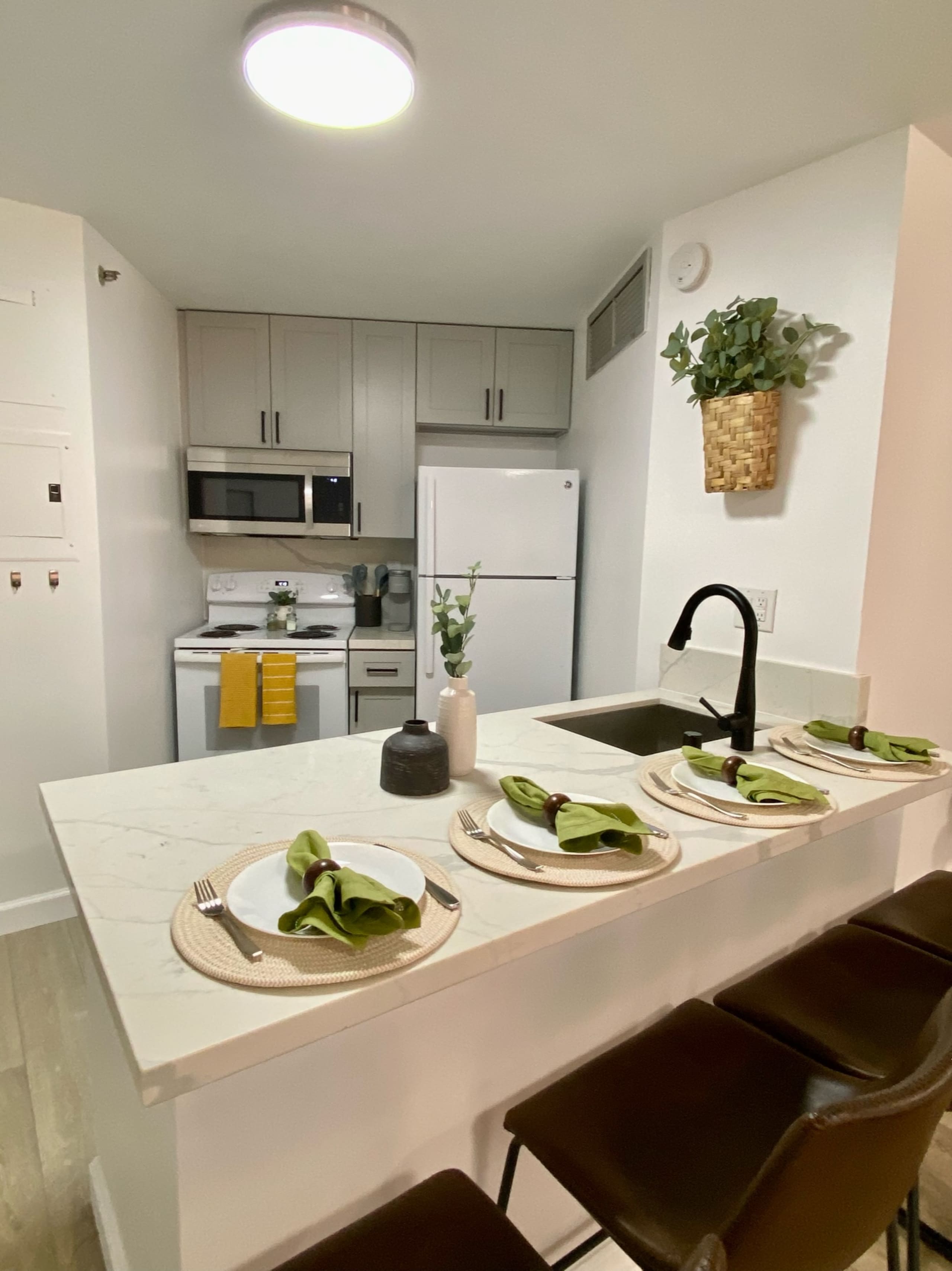 Condo in Honolulu · ★4.98 · 1 bedroom · 2 beds · 1 shared bath - Image 9