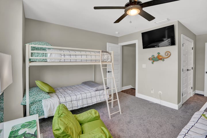 Двуетажна стая с 3 двойни матрака и един пълен матрак.