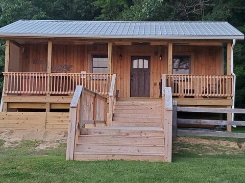 1 Bedroom, 1 Bathroom Cozy Cabin with Hot Tub.