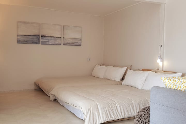 Соба1
2 кревети со кралица, софа, телевизор (55%)
Достапен е Netflix