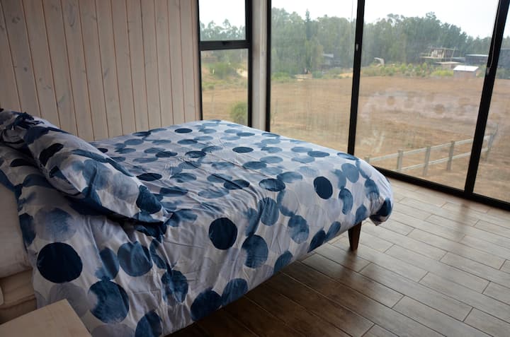 Јужна соба со бања во апартман и простран плакар. Поглед кон шума и море