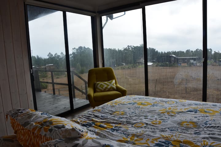 Северна соба со бања во апартман и пространи плакари. Поглед кон шума и море