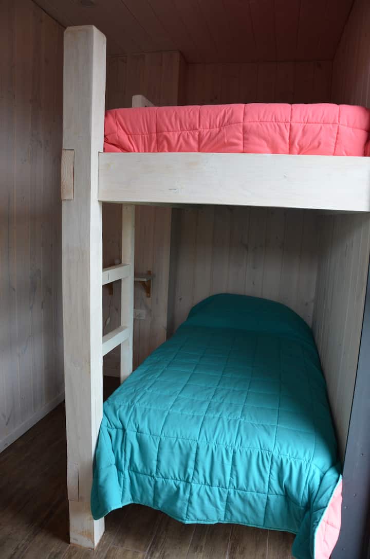 Спална соба со кревет на спрат и пристап до бања 2