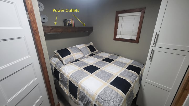 אתם תתעוררו בתחושה רעננה הודות למזרן ויסקו בגודל קווין סייז, ואיזו דרך טובה יותר יש כדי להתחיל את היום שלכם מאשר יוגה על המזרנים המסופקים שלנו? שקעי חשמל ממוקמים על מדף הספרים מעל המיטה, עם אורות קריאה מתחת.