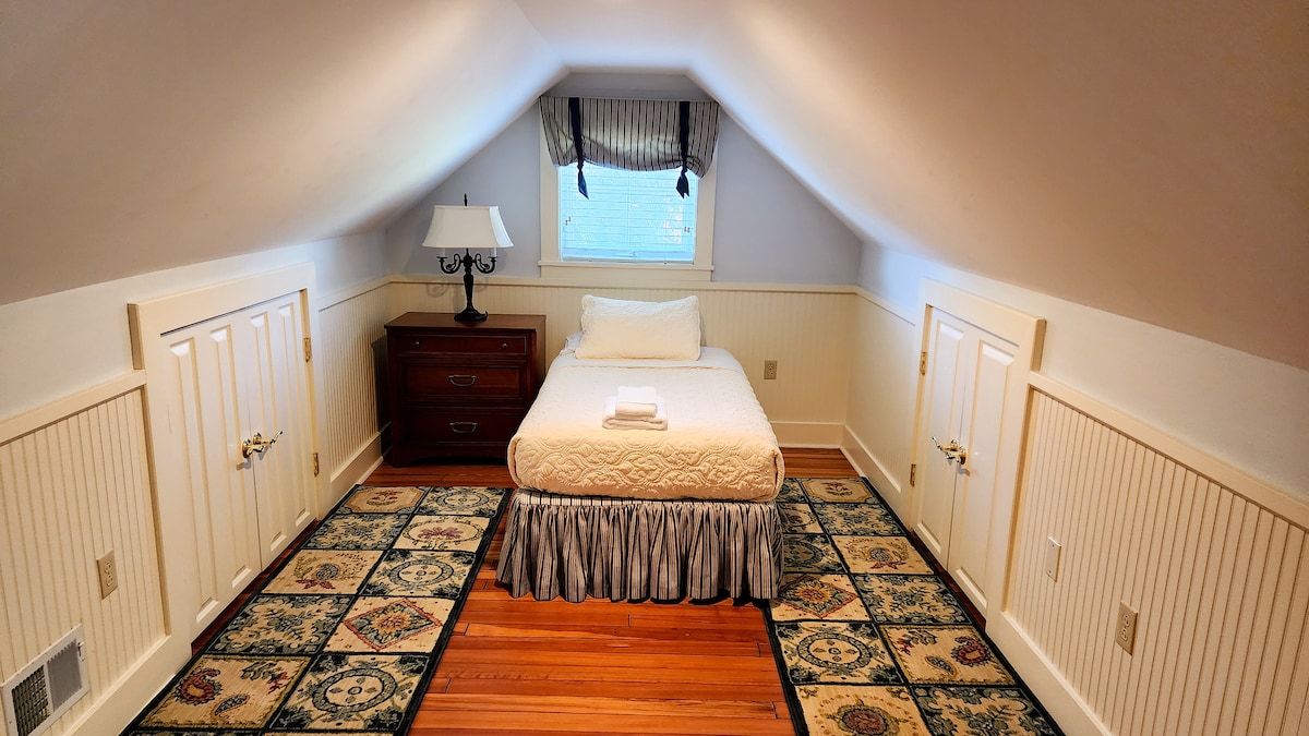 Main House - 2nd Floor - Bedroom #5
One twin bed, small desk and closet
Bathroom is shared between three upstairs bedrooms.