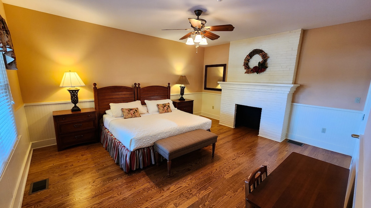 Main House - 1st Floor Bedroom #1 
Can be set up as two single beds upon request
Room has two small dressers, small desk and a closet.  Private full bath en suite.