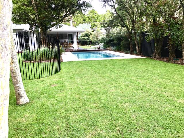 Spacious Suffolk Park – Luxe Magnesium Pool gallery image 2