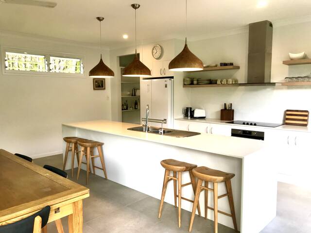 Spacious Suffolk Park – Luxe Magnesium Pool gallery image 5