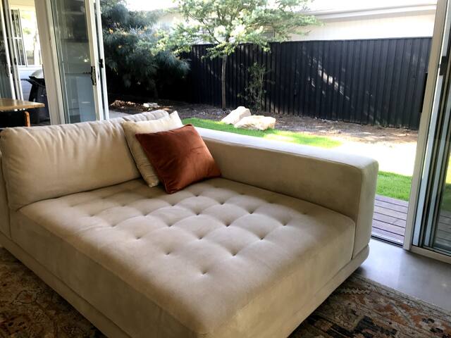 Spacious Suffolk Park – Luxe Magnesium Pool gallery image 4