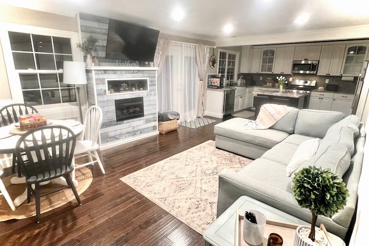 غرفة معيشة بها قسم مريح مع سرير قابل للسحب! يمكننا الآن أن ننام 10 ضيوف!