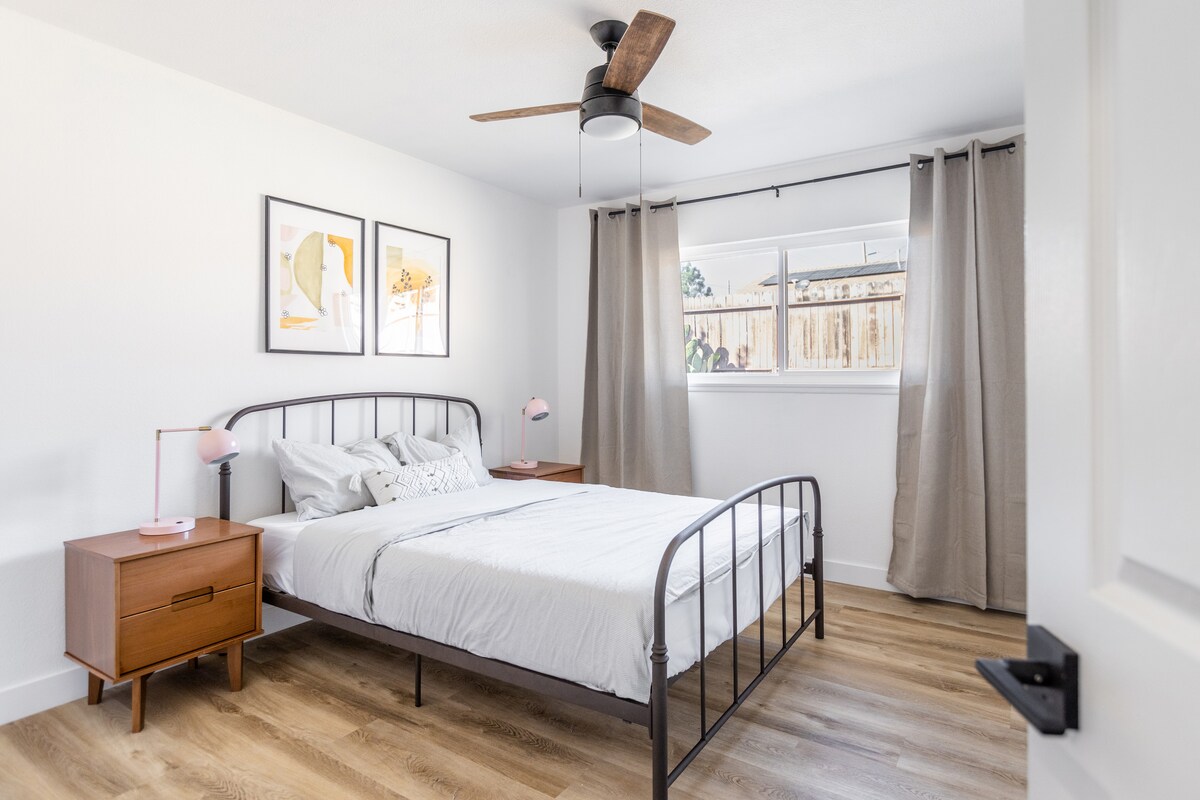 غرفة نوم كوين مع مرتبة ميموري فوم وخزانة كبيرة.