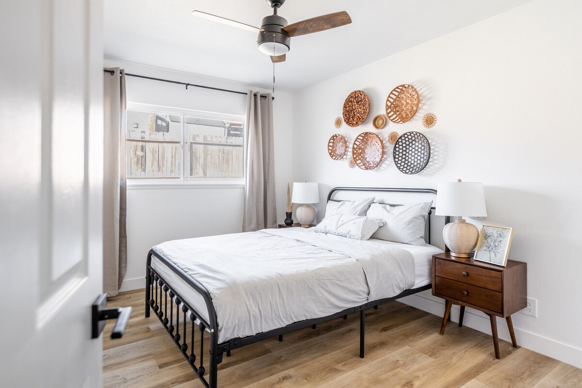 غرفة نوم كوين مع مرتبة ميموري فوم وخزانة كبيرة. 