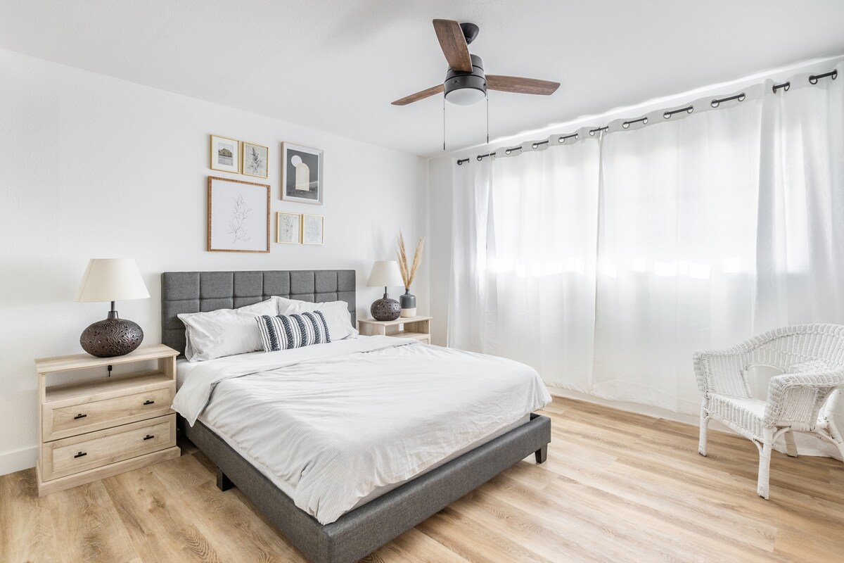 غرفة نوم رئيسية مع مرتبة ميموري فوم كوين وخزانة كبيرة ، مع حمام داخلي.