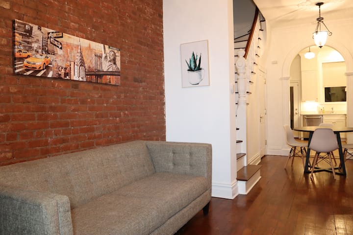 Beautiful 4 Bedroom / 1.5 Bath Brownstone in JC gallery image 2