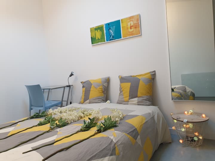 Camera con letto matrimoniale e scrivania