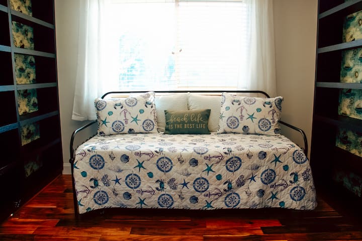 غرفة نوم ثالثة بسرير نهاري مزدوج ومحرك متحرك