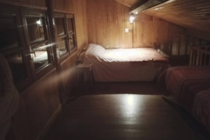 Mezzanine je brvnara o kojoj sanjamo kao dijete. Tamo klizimo, popnemo se tamo i spavamo tamo. Poplun, jastuci i plahte upotpunjuju gnijezdo.