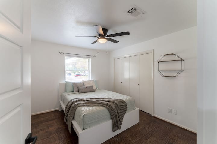 חדר שינה זוגי עם ארון מלא.