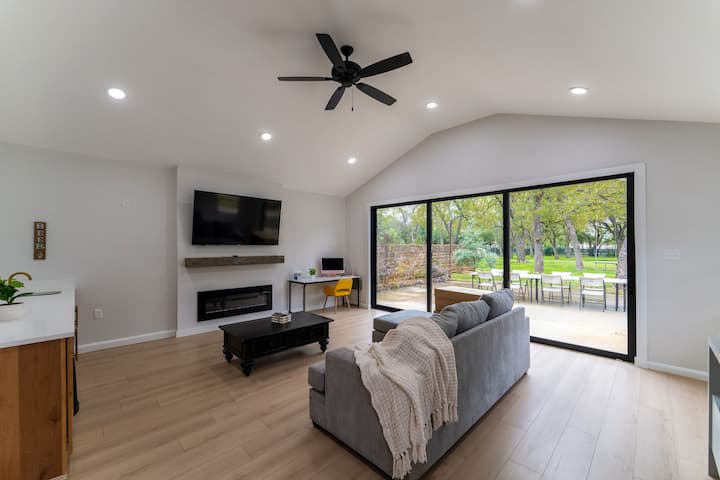 סלון יפהפה בגודל 20x20 עם נוף יפהפה של 1.16 אקרים. דלת ההזזה הגדולה עם 3 פאנלים נפתחת החוצה, ומאפשרת לכם לארח בפנים ובחוץ. 