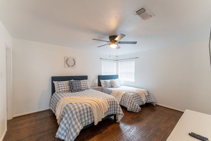 חדר שינה ראשי עם 2 מיטות בגודל מלא שיכולות להלין 4. החדר גדול כדי להוסיף מזרן אוויר אם אתם צריכים יותר מקום שינה. בחדר השינה יש 2 ארונות בגודל מלא.