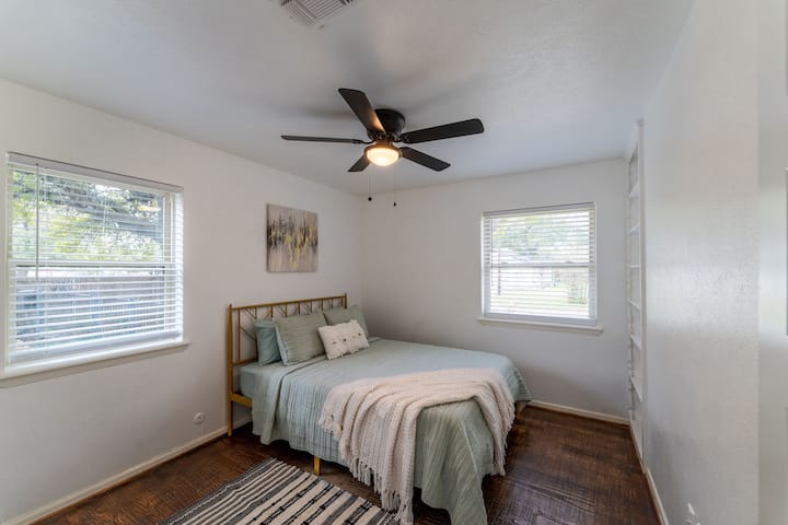 חדר שינה זוגי עם ארון מלא.