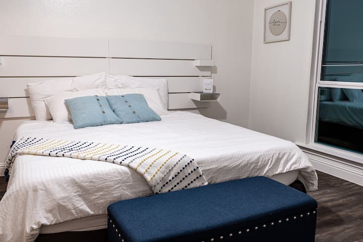 宽敞的主卧室，配备全功能卫生间和步入式衣柜。 房客对这张令人难以置信的舒适床铺赞不绝口，许多人甚至问这是哪种床垫！ 非常适合悠闲住宿。