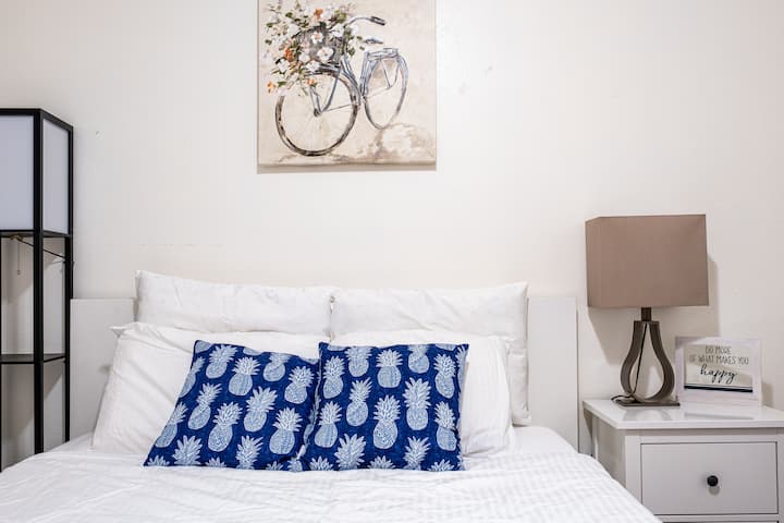 干净现代的卧室，配有舒适的床、清爽的床单和雅致的墙壁艺术品。 非常适合在住宿期间寻求舒适和宁静的房客。