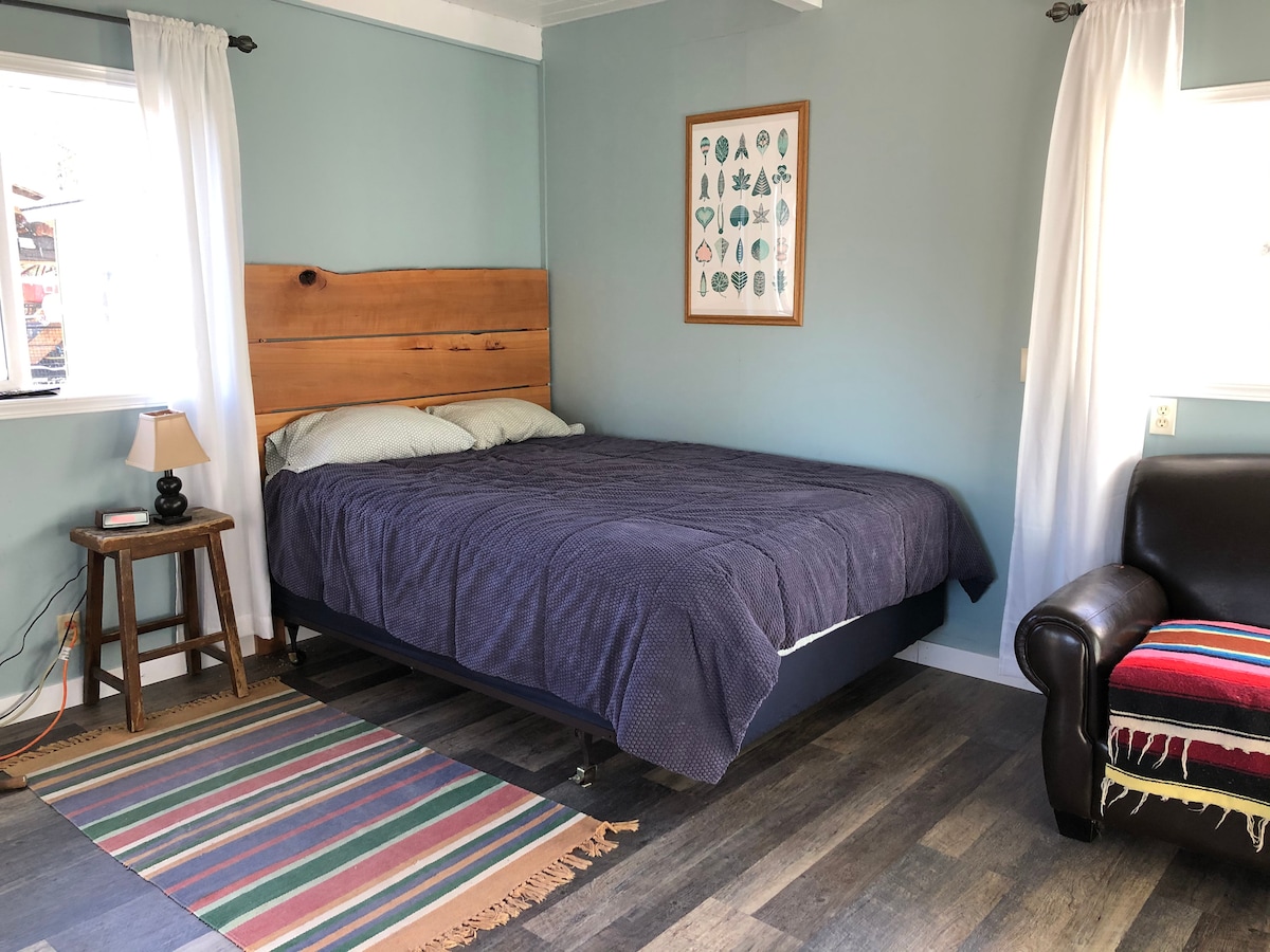 Krevat dopio "queen" (dyshek me ajër është gjithashtu i disponueshëm për të akomoduar fëmijët)