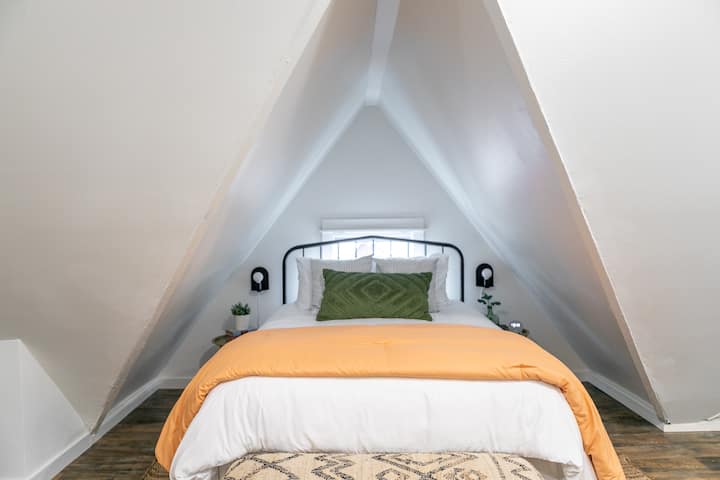 غرفة النوم الثالثة - سرير بحجم كوين مع مرتبة علوية (الطابق الثالث) 