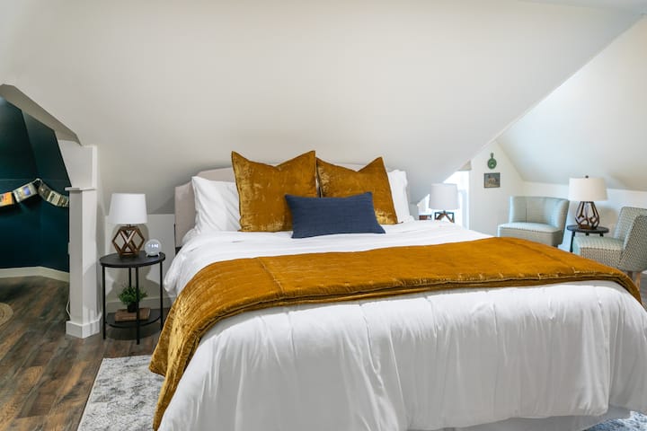 غرفة نوم رئيسية مع مرتبة كينج ستيرنز وفوستر (الطابق الثالث) 