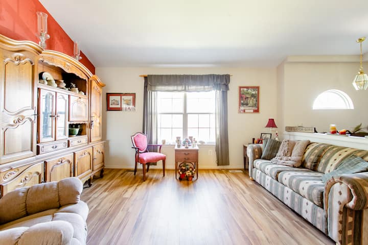 Beautiful Master Bedroom With Private Full Bath In Room. Walk To Old Town Manassas And Vre Train. In The City, But Feels Like Country! - Manassas, VA