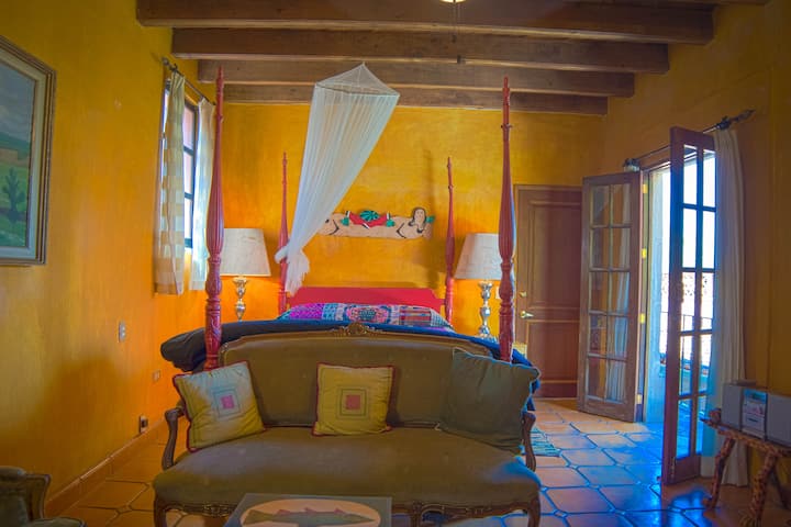 Chumba cha 3 cha kulala kilicho na roshani juu ya kutazama baraza iliyofungwa karibu na bougainvillea yenye rangi nyingi. 