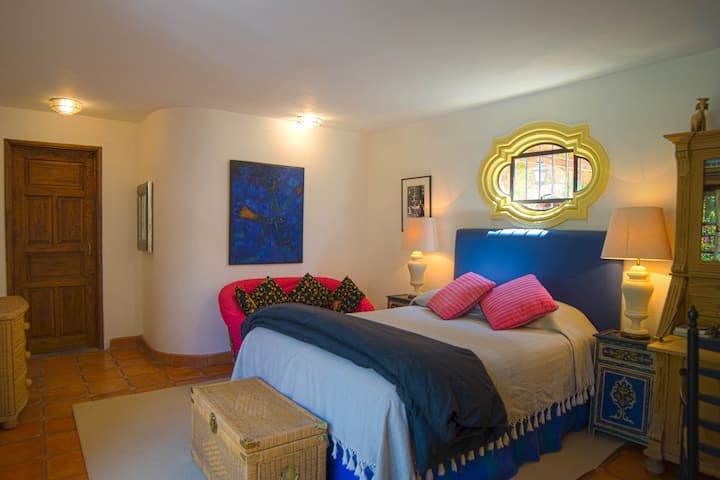 Tunaita chumba hiki cha kulala 1 . Ni sehemu nzuri yenye kiti kidogo cha upendo na dawati . Kuna milango ya kifaransa ambayo iko wazi kwa baraza hilo zuri la ndani lililozungukwa na mimea na bougainvillea.