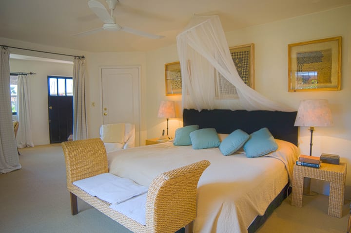 Mtaro wa kibinafsi nje ya mlango uliopigwa picha na mtazamo mzuri kupitia juu ya dirisha kubwa mbali na chumba hiki cha kulala. Chumba cha kulala cha ukubwa wa king na ofisi ndogo ya kupendeza huweka sehemu kutoka kwa wengine. Tunaita chumba hiki kimoja cha kulala 2.