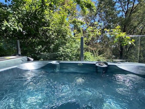 Successful Airbnb property: Tree Tops -wood heater, outdoor spa, great coffee! in Shire Of Hepburn