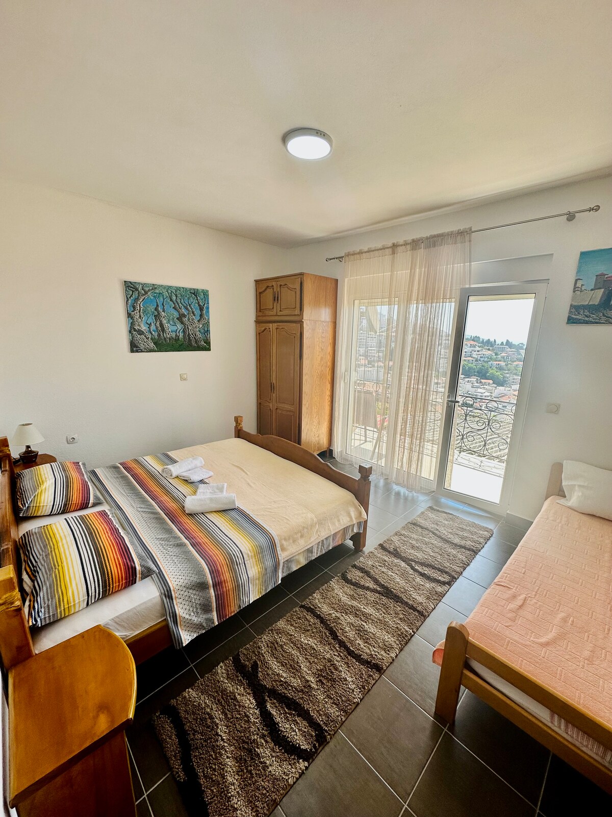 Втора спалня, на първия етаж. Легло тип Кинг и единично легло.