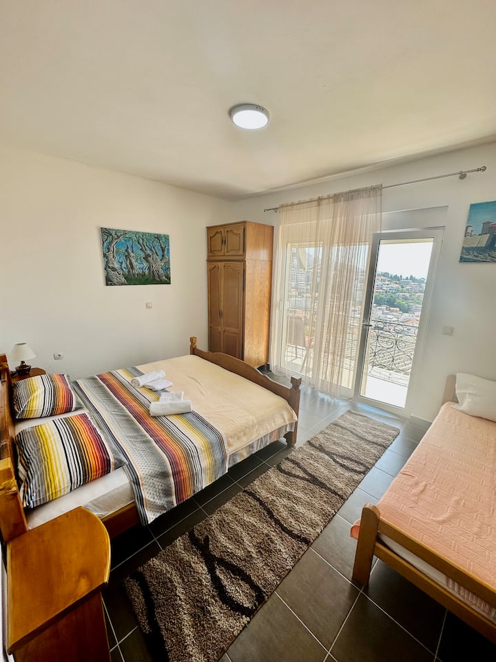 Chumba cha kulala cha pili. Kwenye ghorofa ya kwanza. Kitanda cha mfalme na kitanda kimoja.